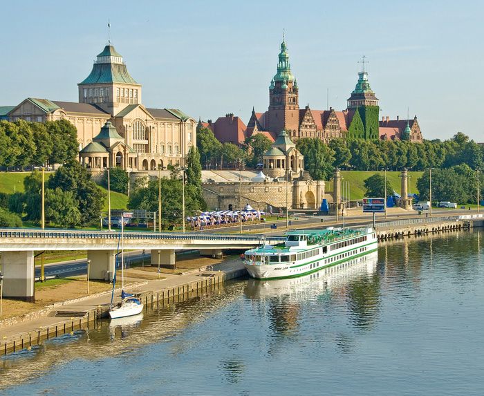 Shore excursions and activities on MS Mona Lisa